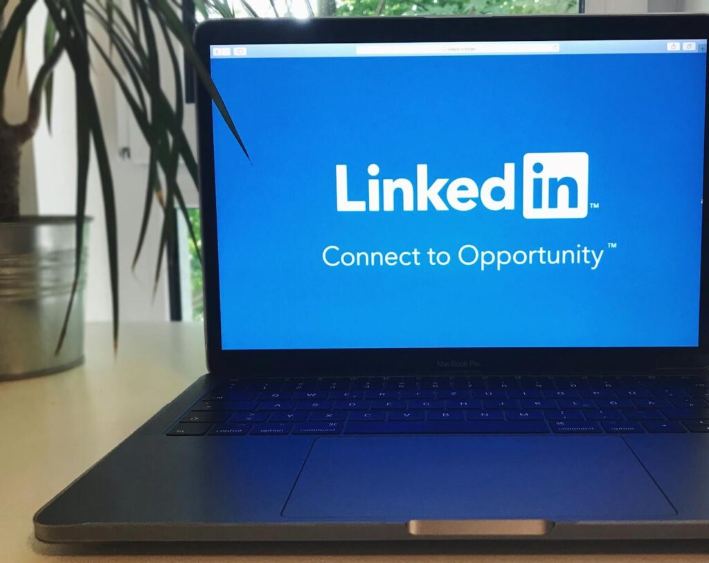 Como Usar o LinkedIn com Paula Tebett